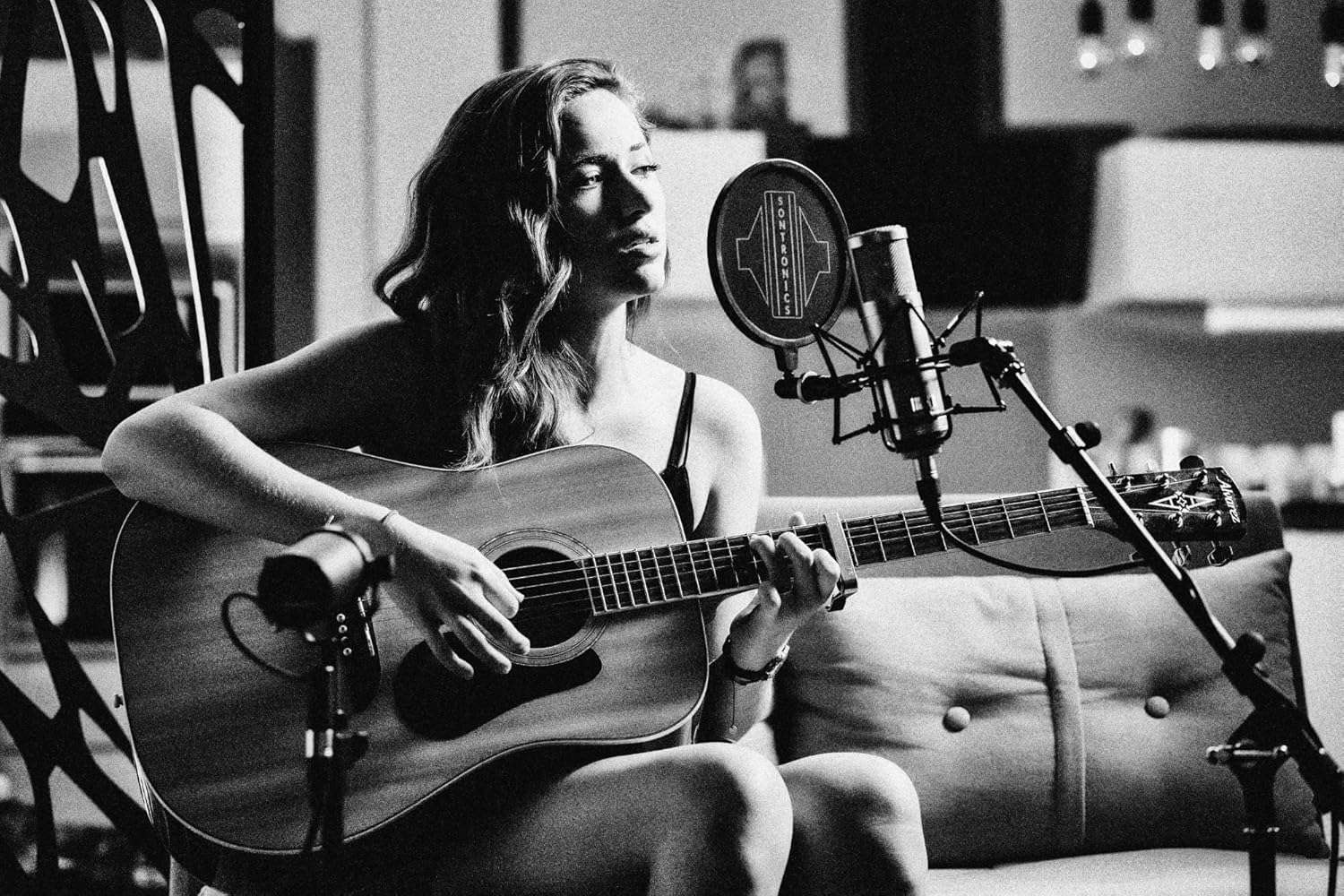 Arturia MiniFuse 1 – USB Audio Interface (1-In/2-Out) with Direct Monitoring & Software Bundle for Music Production & Podcasting