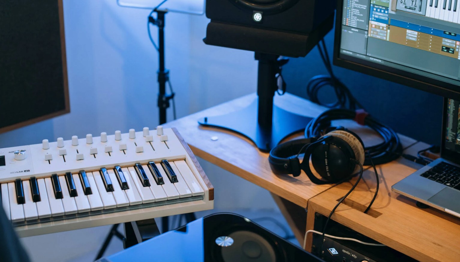 Arturia KeyLab 49 MK3 MIDI Controller – 49 Keys, 9 Sliders, 8 Pads, USB-C, DAW Integration